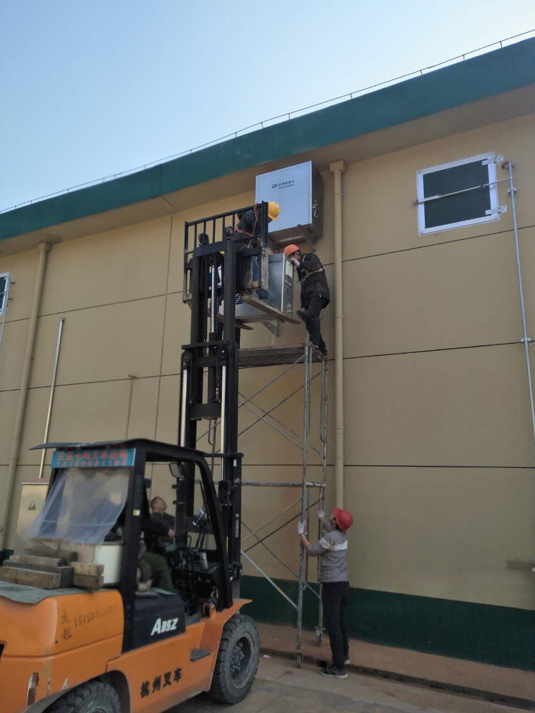 分體式糧食專用空調安裝現(xiàn)場